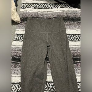 Grey fabletic leggings.